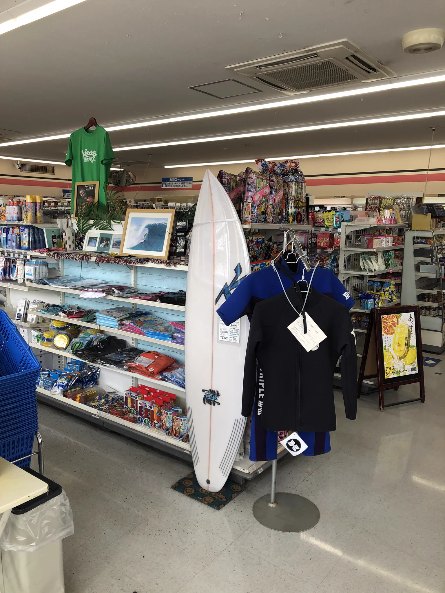 @uno_trst_oki こっちではサーフボード とウェットスーツ笑笑 