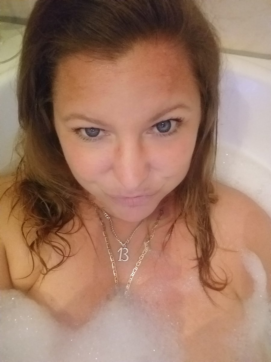 SaskiaErna's tweet photo. Sometimes... take a bath... 🧜‍♀️🛀 https://t.co/J5cEzwQQlM