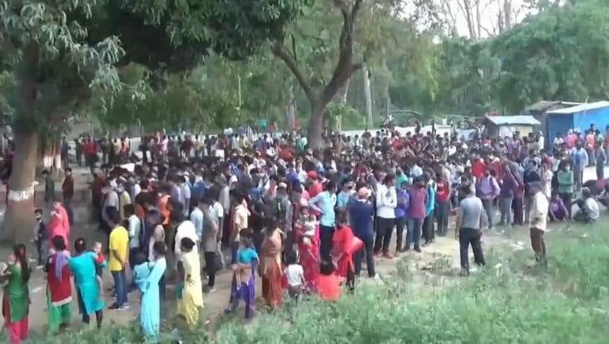 गैरीफांटा भारत-नेपाल बॉर्डर के जरिये भारत ने 2000 नेपाली नागरिकों को उनके देश भेजा ... नो मेंस लैंड में नेपाली सरकार ने टेंट लगाए थे जो आंधी पानी में उड़ गए और महिला और बच्चे भीगते रहे. 
फोटो- शिशिर शुक्ला लखीमपुर 
#Nepal #NepalIndiaBorder #lockdown