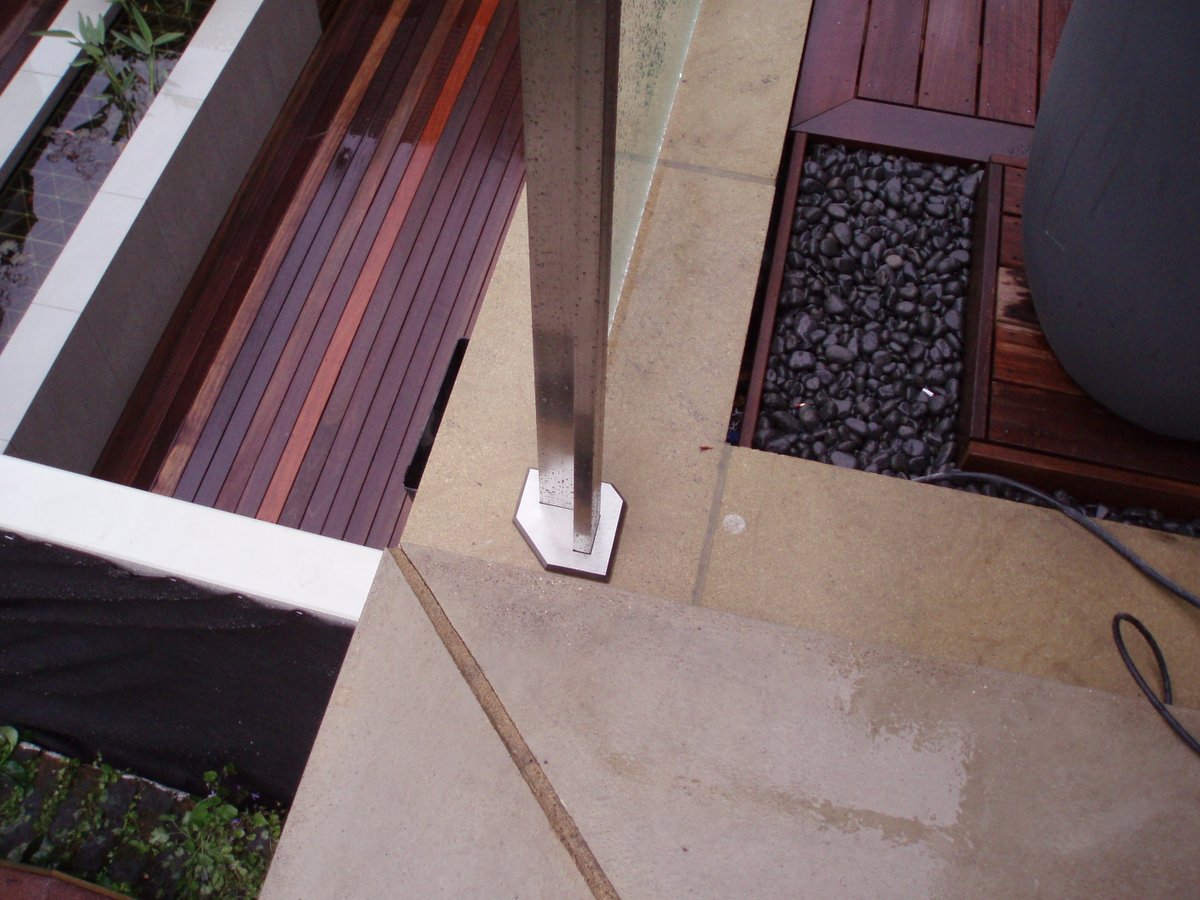 OzweldIntLtd's tweet photo. Stainless steel balustrade in Kensington.
brushed marine grade stainless steel and toughened glass balustrade manufactured, and installed by ourselves. installed using a core drill system with decorative base plates to add a superior finish. https://t.co/Qt1ZA2sPSI