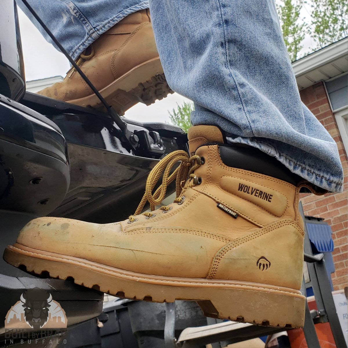 BuiltByBradBflo's tweet photo. Let's talk work boots. When you're not wearing #shopcrocs or #steeltoe #flipflops, how are you protecting your feet? Check out all the everyday heroes over at @wolverine and #WolverineForWorkers! And protect your phalanges! #builtbybradinbuffalo #workboots #wolverine #boots https://t.co/wSzeSWr775