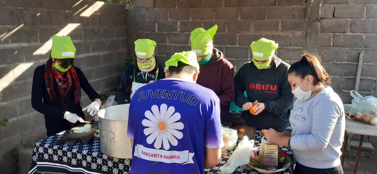 MarianH_LR22's tweet photo. Lazos solidarios 
Hoy barrio virgen del valle @juventudMB🌼siempre presente 🤝🙌
@margari14047067 @impactorioja @IvaanDeorazio https://t.co/8U3AbBVAKo