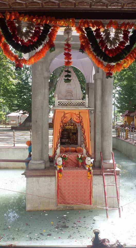 Zyeshtha Ashtami ki Mubarak /Shubhkamnaein! 💐

My greeting to Kashmiri Pandits on the auspicious occasion of 'Meela Mata Kheer Bhawani' 🛕

May Mata Kheer Bhawani bless all.🙏
#ZyethAtham