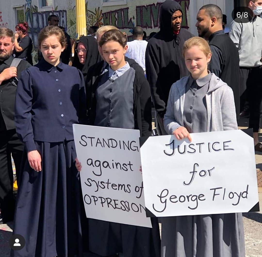 LehmannBro's tweet photo. Les amish. Sans téléphone. Sans internet. Sans télé. Sont venus.

You know it's real when even the amish come to the riot. https://t.co/NkeRbMM3Us