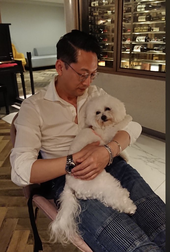 처음 본 비숑 강아지랑 놀기. 나랑 다른 세상의 일인줄 알았는데 강아지나 고양이, 그리고 아기가 날 싫어하지 않는 느낌이 묘하게 편안하고 좋다.