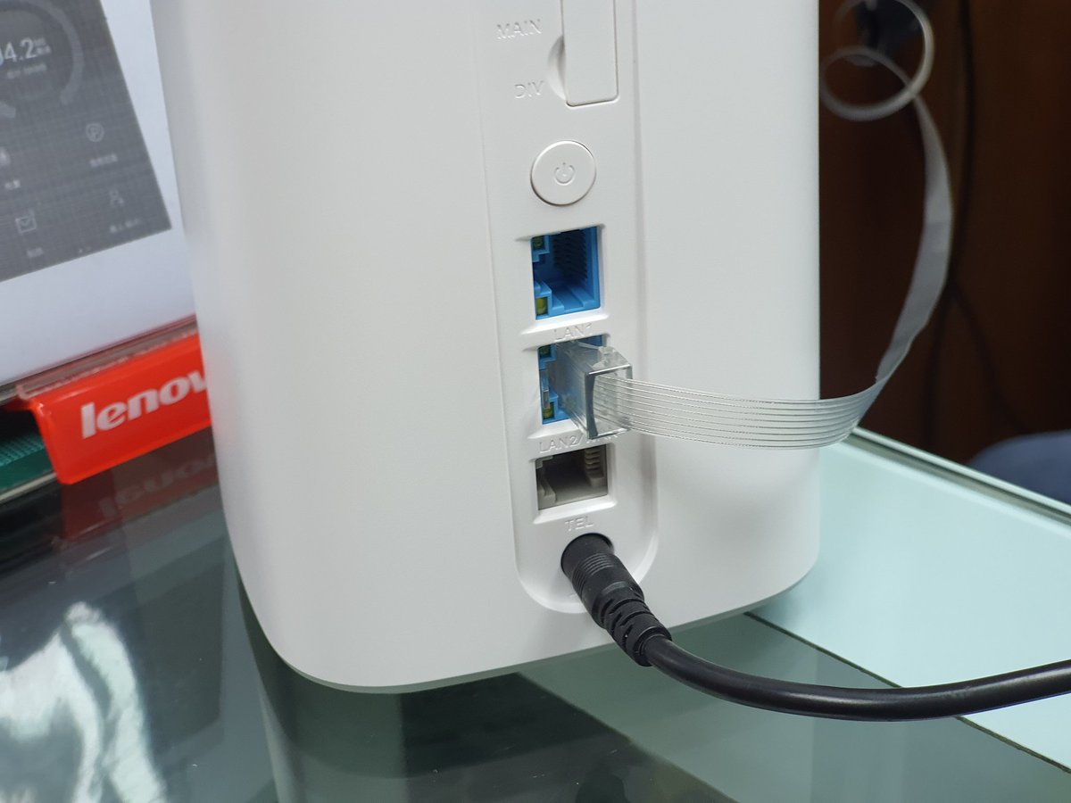 Yasuhiro Yamane 山根康宏 ファーウェイ5g Cpe Pro H112 370はwi Fi 6対応 背面のモジュラージャックに固定電話を繋げられる 372はwi Fi 5 電話非対応 入れたsimに電話かかってくると つないだ固定電話機が鳴る 発信もできる ファーウェイルーツ