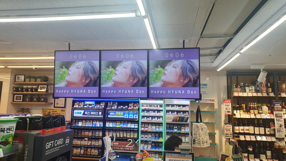 Hyunaforyou's tweet photo. [#FOTO] Banners de aniversário da HYUNA estão espalhados pela rede de conveniências emart24 [30.05.2020]

Cr; 金泫雅吧HyunaBar;
Tags; #HYUNA; #현아; https://t.co/gAPEahlUfG