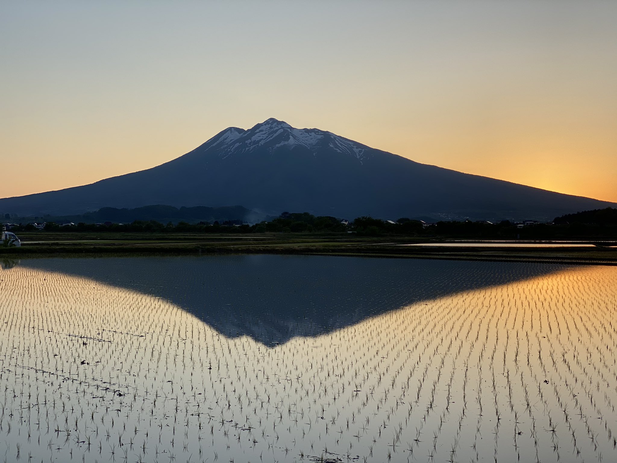 ヤーヤ堂 期間限定 津軽逆さ富士 田植え前が理想だが 天候とタイミングなかなかあわず 岩木山 岩木山365 津軽富士 逆さ富士 T Co Twgnty9j0k Twitter