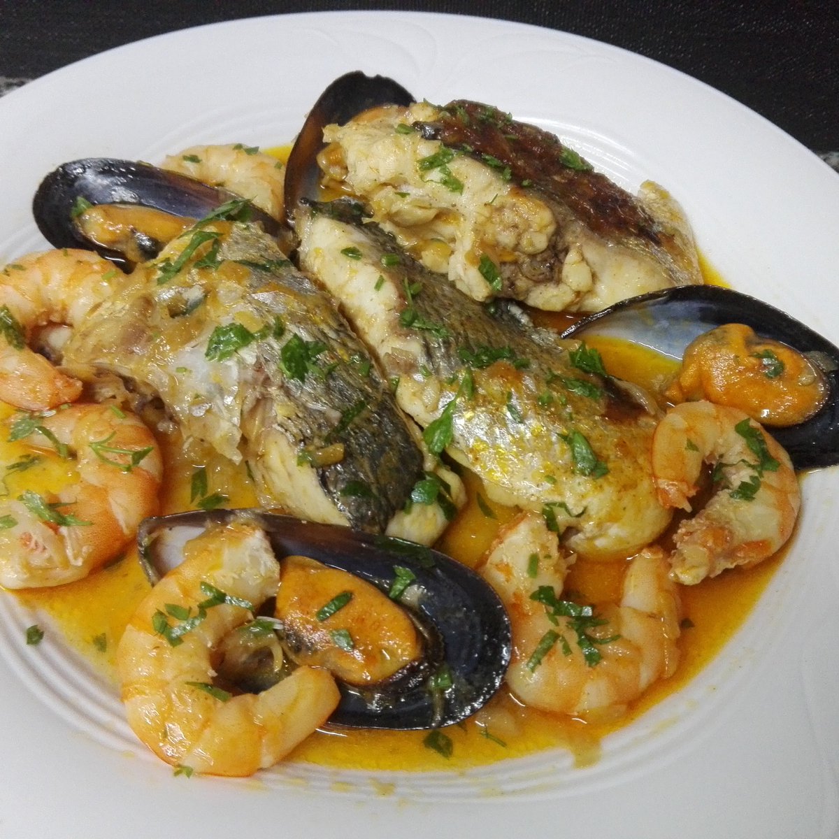 RedRoseta's tweet photo. Dorada a la marinera. Un buen guiso para disfrutar de todo el sabor del mar.
https://t.co/0Ode7kszDC
#dorada #doradaalamarinera #recetasdepescado #comidacasera #foodblogger  #seafood #recipes #foods #groseras #HomemadeFOOD https://t.co/GG5sLSkgvP