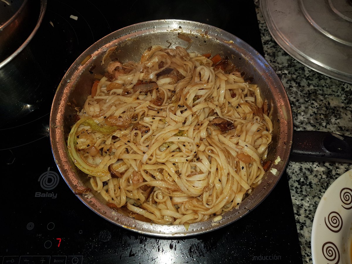 RMercM's tweet photo. Siguiendo con mis experimentos de cocina japonesa hoy he hecho por primera vez #Yakiudon
Siguiendo la receta del libro #JapanEasy de Tim Anderson.
¡No ha quedado mal! 🤤 https://t.co/GSaLL6Qm8M