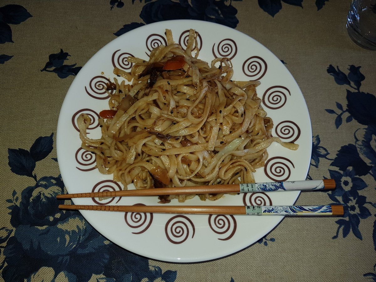 RMercM's tweet photo. Siguiendo con mis experimentos de cocina japonesa hoy he hecho por primera vez #Yakiudon
Siguiendo la receta del libro #JapanEasy de Tim Anderson.
¡No ha quedado mal! 🤤 https://t.co/GSaLL6Qm8M