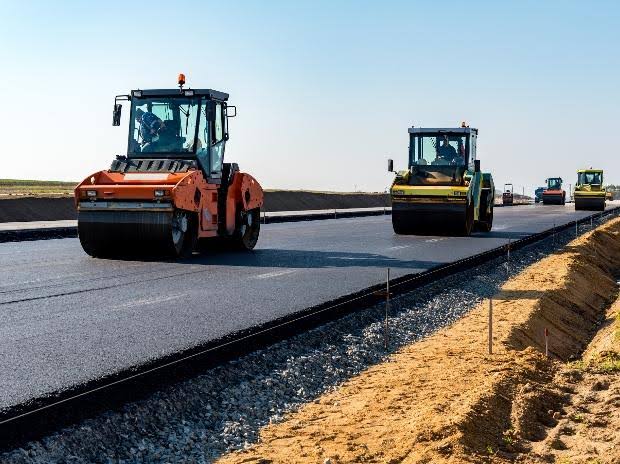 officialycef's tweet photo. The roads that lead to success are always under construction. Appreciate #CivilEngineers! 🚧 🛣🚦🛫
What if we stop constructing roads, which road will lead to success? 
#LifeOfAcivilEngineer #civilengineering #civilconstruction 1/2 https://t.co/78TSnwfFMh