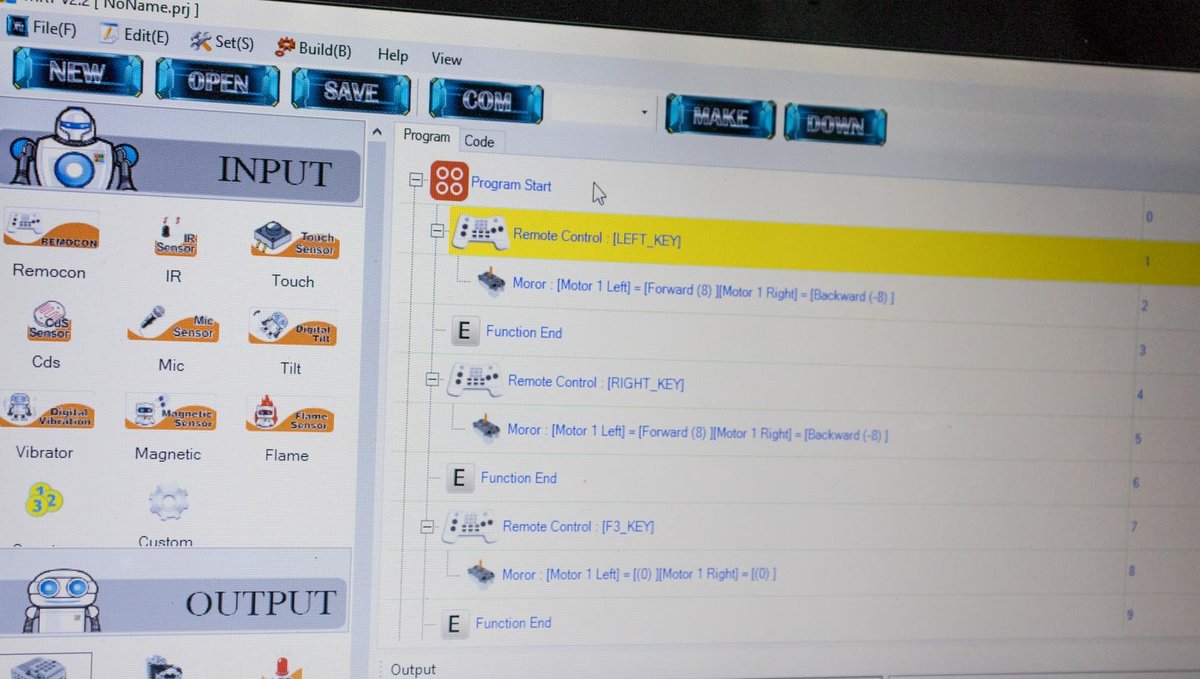 EduboticaInc's tweet image. 👉¿Sabías que en el software MRT puedes programar el cerebro por bloques o por código💻?⁠
💁‍♀️Ten en cuenta que en cuanto pases a programar por código no podrás volver a programar por bloques.⁠
⁠
#MeQuedoEnCasaCreando #MyRobotAcademy