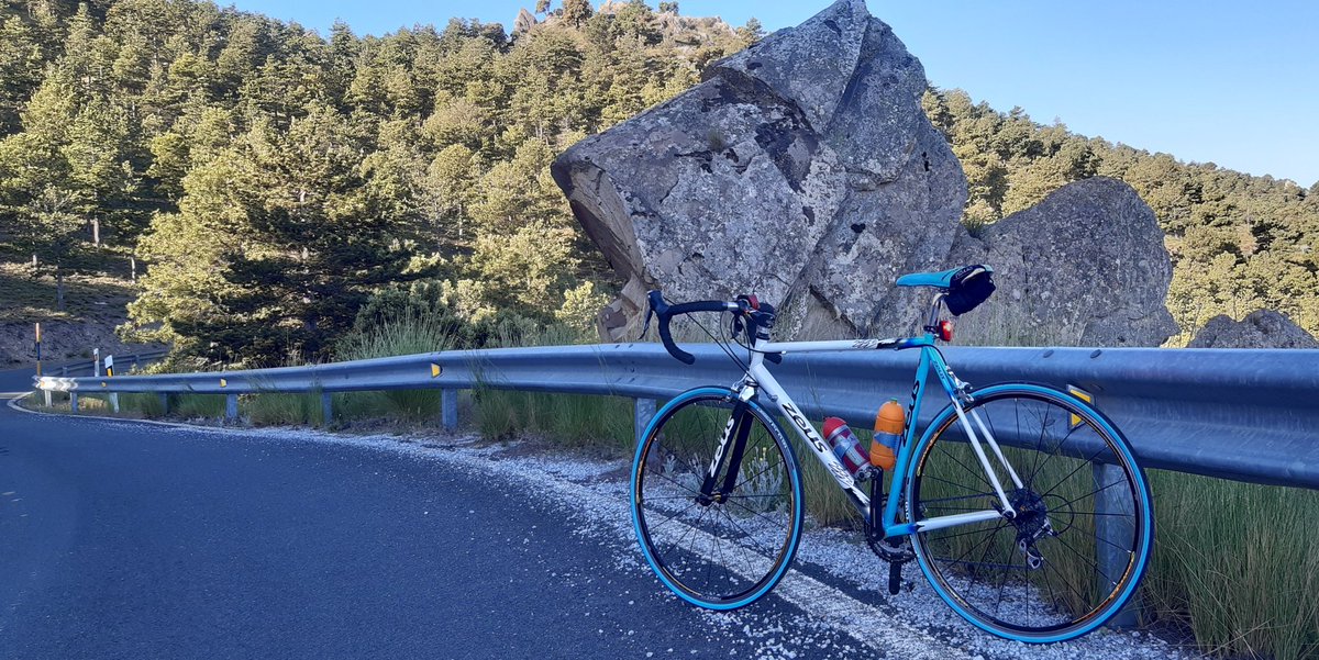 joanpebla's tweet photo. Merecido indulto a mi Zeus Mortirolo, que desde 2011 ha permanecido guardada o enganchada a un rodillo en este confinamiento. 
La primera bici que me compré nueva con mis primeros sueldos trabajando los veranos. https://t.co/KT9aXrchNy