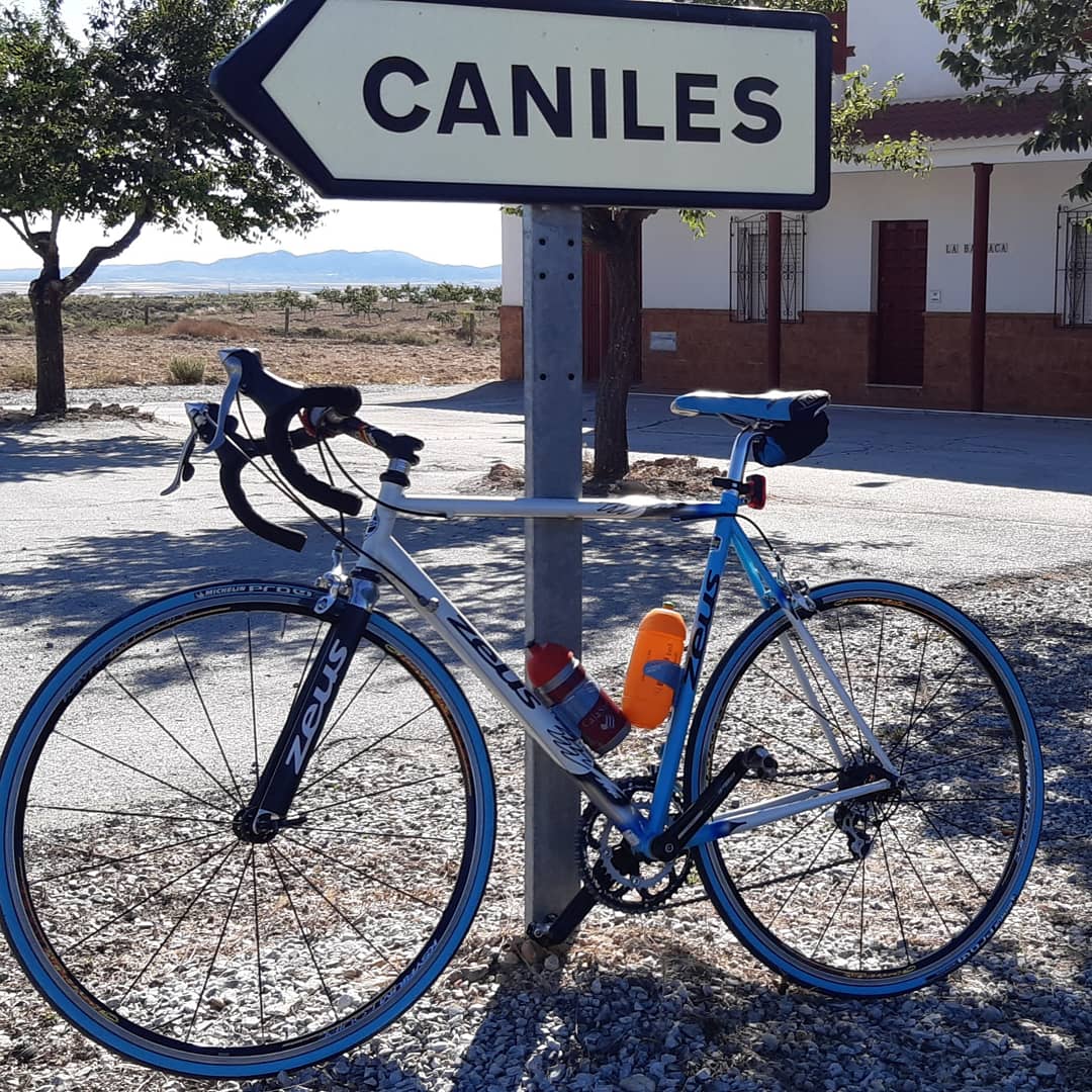 joanpebla's tweet photo. Merecido indulto a mi Zeus Mortirolo, que desde 2011 ha permanecido guardada o enganchada a un rodillo en este confinamiento. 
La primera bici que me compré nueva con mis primeros sueldos trabajando los veranos. https://t.co/KT9aXrchNy