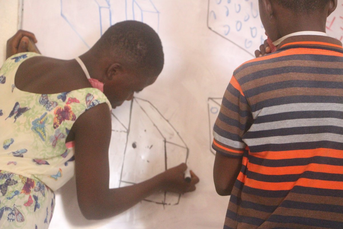 OpenCodeAcademy's tweet image. Séance d'approfondissement aujourd'hui sur le #dessintechnique avec les tout petits. Ils sont prêts pour entamer prochainement la modélisation !
#design #tech4kids #SmartCity #Togo 

#OpenCodeAcademy , a #HubCité #only4kids acceleration program powered by @woelab _x @LAfricaine_