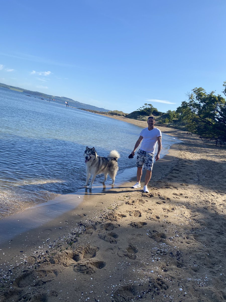 JammyBee's tweet photo. Lovely morning walk in this glorious heat @LoveQueensferry #sqf #southqueensferry #shellbeds https://t.co/QxTPZTFxJI