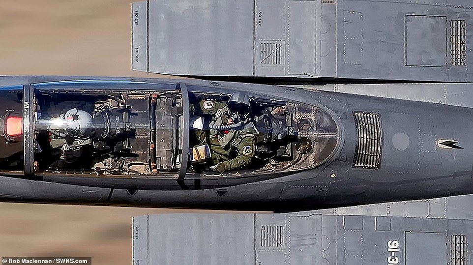 蛇乃目伍長 とりあえず後席はヒマみたいです それとこれらの写真が撮られた Mach Loop を マック ループ と日本語表記されるのを見て マッハ じゃないの と思ってたんですが正式には マッキンレー ループmachynlleth Loop だそうでたしかに