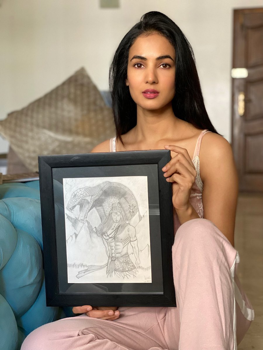 sonalchauhan7's tweet photo. Art and the artist 🤍🔱🙏🏻
#sketch #art #SonalChauhan https://t.co/DRSIZOxfDL