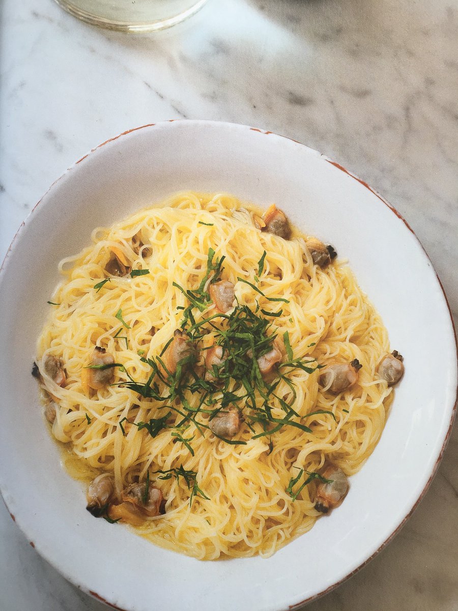 vintaliani's tweet photo. Vermicelli con le vongole een heerlijk gerecht. Redelijk gemakkelijk te maken in korte tijd. Natuurlijk een passend wijnadvies met keuze uit vermentino, chardonnay of sauvignon blanc. bekijk het recept en de wijnen: https://t.co/iprvuf7bDg https://t.co/ytHHcuLPWL