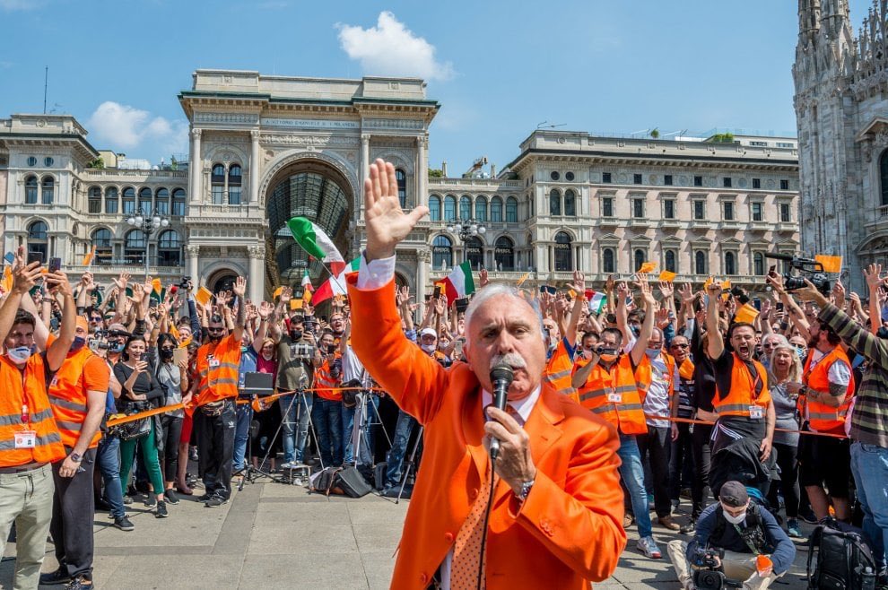Comincini's tweet photo. Coglioni. 
(Sintesi perfetta di “persona inetta, poco avveduta, che non prevede le conseguenze dei propri atti per insufficiente intelligenza”). 
#GiletArancioni https://t.co/jXhWFmAG3w