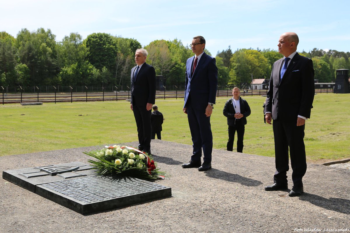 StutthofMuseum's tweet photo. Muzeum #Stutthof odwiedził Premier Mateusz Morawiecki (@MorawieckiM).
„Cierpienia ofiar obozu Stutthof niech krzyczą na cały świat, całą wieczność – są częścią nas - naszej pamięci i godności każdego porządnego człowieka”. https://t.co/3Vqd5eQlbv