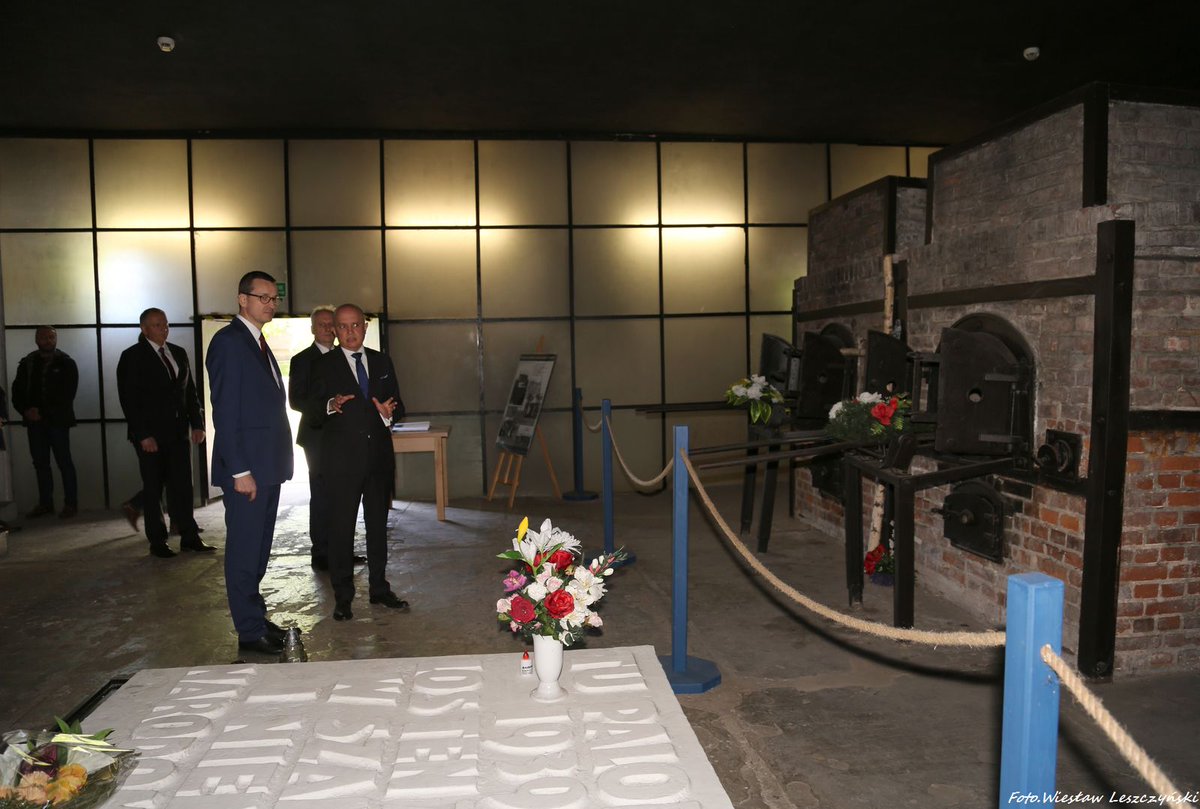StutthofMuseum's tweet photo. Muzeum #Stutthof odwiedził Premier Mateusz Morawiecki (@MorawieckiM).
„Cierpienia ofiar obozu Stutthof niech krzyczą na cały świat, całą wieczność – są częścią nas - naszej pamięci i godności każdego porządnego człowieka”. https://t.co/3Vqd5eQlbv