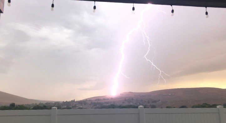 My daughter Molly caught this strike this morning.  Ephrata wa KREM2 <a href="/KHQLocalNews/">KHQ Local News</a> <a href="/komonews/">KOMO News</a>