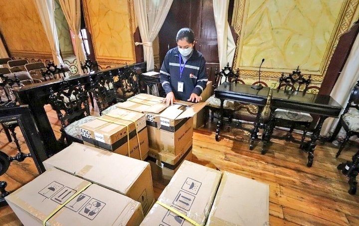 DPS_LosRios's tweet photo. #Bolivar | Distrito de Salud, a través de su titular, @gus92g, recibe donación de @GADGuaranda. La entrega consta de insumos médicos, pruebas rápidas para #COVID19ec y monitores multiparamétricos, a fin de garantizar la calidad de los servicios de salud a la población. https://t.co/eUbFkMIPMc