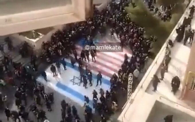 Pania29_'s tweet photo. یعنی این معترضای آمریکایی حداقل  یه جو احترام به این دانشجوهای روشنفکر ما میگذاشتید بد نبود! 😐
 فکر آبروی عشاق سینه چاکتون رو نمی کنید ؟!؟
 واقعا که!😏

#Minneapolis https://t.co/csPcQ5ZGBU