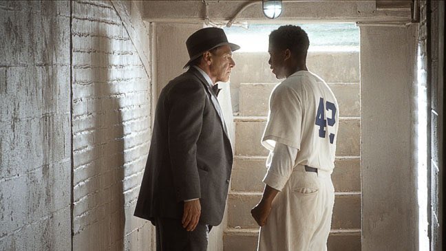 • 42 • Je pense on a tous entendu parler au moins une seule fois du célèbre Jackie Robinson. C’est une biopic du premier joueur de baseball afro-américain à avoir évolué en Ligue Majeure, et sur son contrat avec les Brooklyn Dodgers qui marqua l'histoire.
