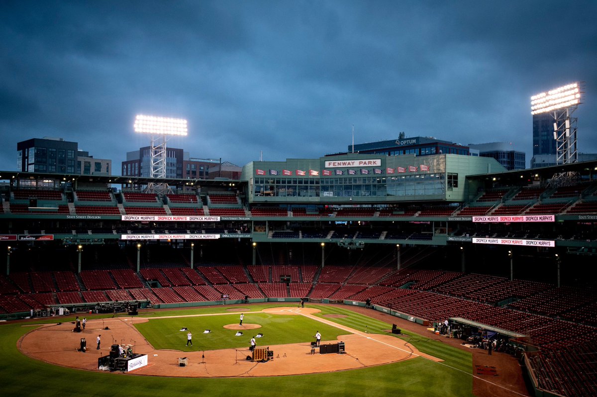 RedSox's tweet image. What an unbelievable night! 

Thank you to the @DropkickMurphys, @springsteen, and everyone who tuned in &amp;amp; donated!