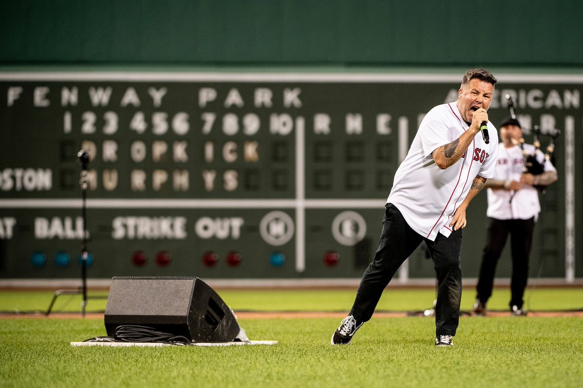 RedSox's tweet image. What an unbelievable night! 

Thank you to the @DropkickMurphys, @springsteen, and everyone who tuned in &amp;amp; donated!