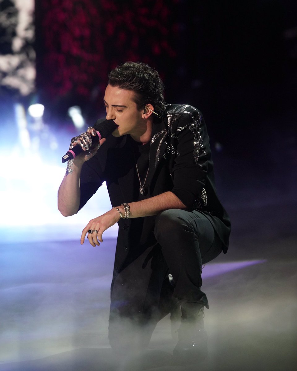 michele_bravi's tweet image. E tutto questo ancora mette i brividi. #AmiciSpeciali