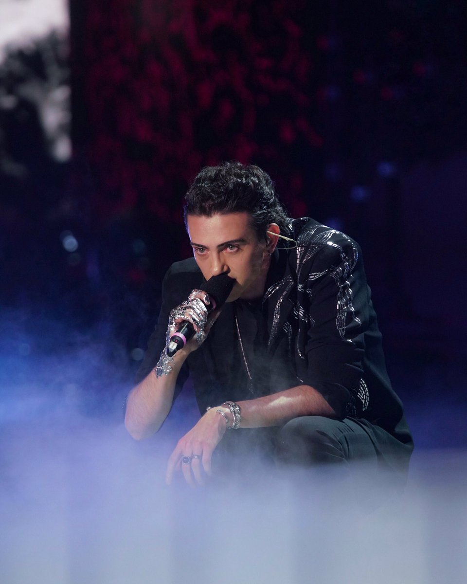 michele_bravi's tweet image. E tutto questo ancora mette i brividi. #AmiciSpeciali