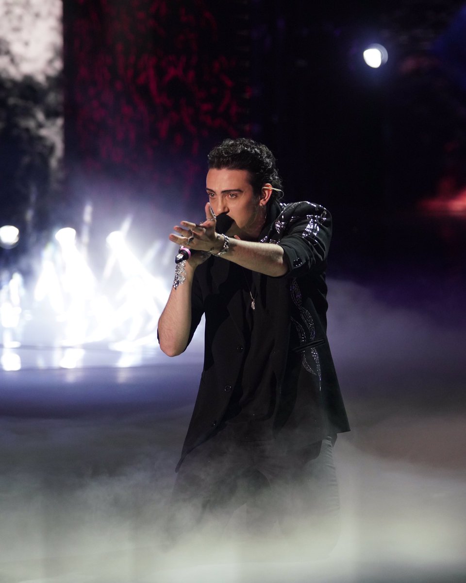 michele_bravi's tweet image. E tutto questo ancora mette i brividi. #AmiciSpeciali