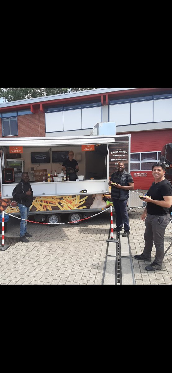Waardering moet je laten merken en liefde gaat door de maag, en dus kregen de mannen als traktatie een 'gezonde' snack. Een klein gebaar voor het harde en soms ondankbare werk dat ze leveren. Trots op de mannen en vrouwen #helden #corona #patatjemet