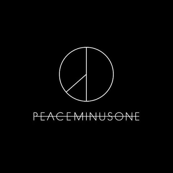 peaceminuseone adalah brand fashion pribadi milik G-Dragon salah satu member boy group BIGBANG yang resmi diluncurkan pada tahun 2016. kok peaceminusone? emng artinya apa?