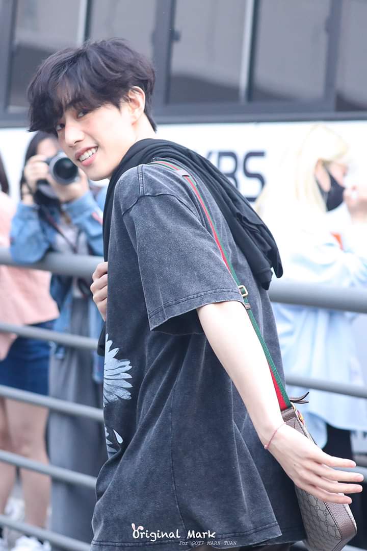 Aku emang suka telat, tapi selalu memperhatikan mu dari jauh. Di sini🥺💚