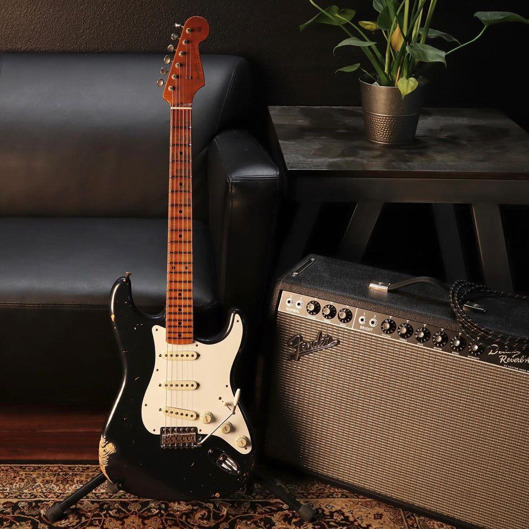 Fender's tweet photo. Here's one for your #Straturday from Master Builder Ron Thorn: 

"Mercedes Blue Strat with a huge carved roasted maple neck, my hands hurt just looking at it!
Also has Stainless Steel frets, finally an option on Master Builts - Slickery!" https://t.co/FPvj9evtbg