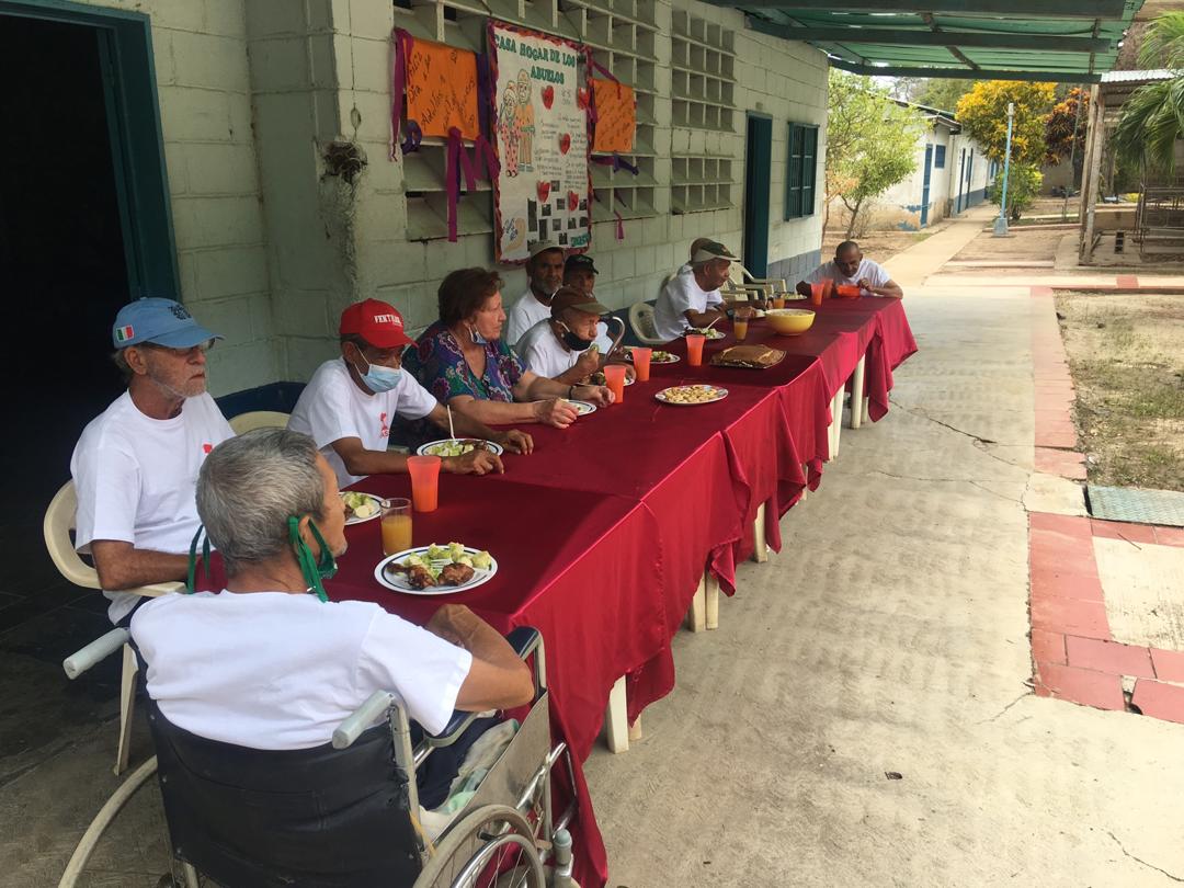 salainass's tweet photo. #ResumenInass
El INASS de Turmero del Estado Aragua, festejó el Día Nacional del Adulto Mayor con cantos , Bailes y un Rico almuerzo, ademas de un compartir con los cumpleañeros del mes.
#UniónLuchaYCompromiso
@NicolasMaduro @gladysrequena @PartidoPSUV  @jorgerpsuv @dcabellor https://t.co/7DcAi70XYA