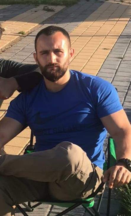 Polisimize çakallık yapanlara karşı ufak bir hamle olduğunda ülkeyi ayağa kaldıranlar bugün Diyarbakır'da kahpece silahlı saldırı sonucu şehit olan Yiğit Atakan ARSLAN kardeşimize üç maymunu oynuyorlar.

Alçaksınız, kansızsınız, şerefsizsiniz.. 
#PolisiminYanındayım