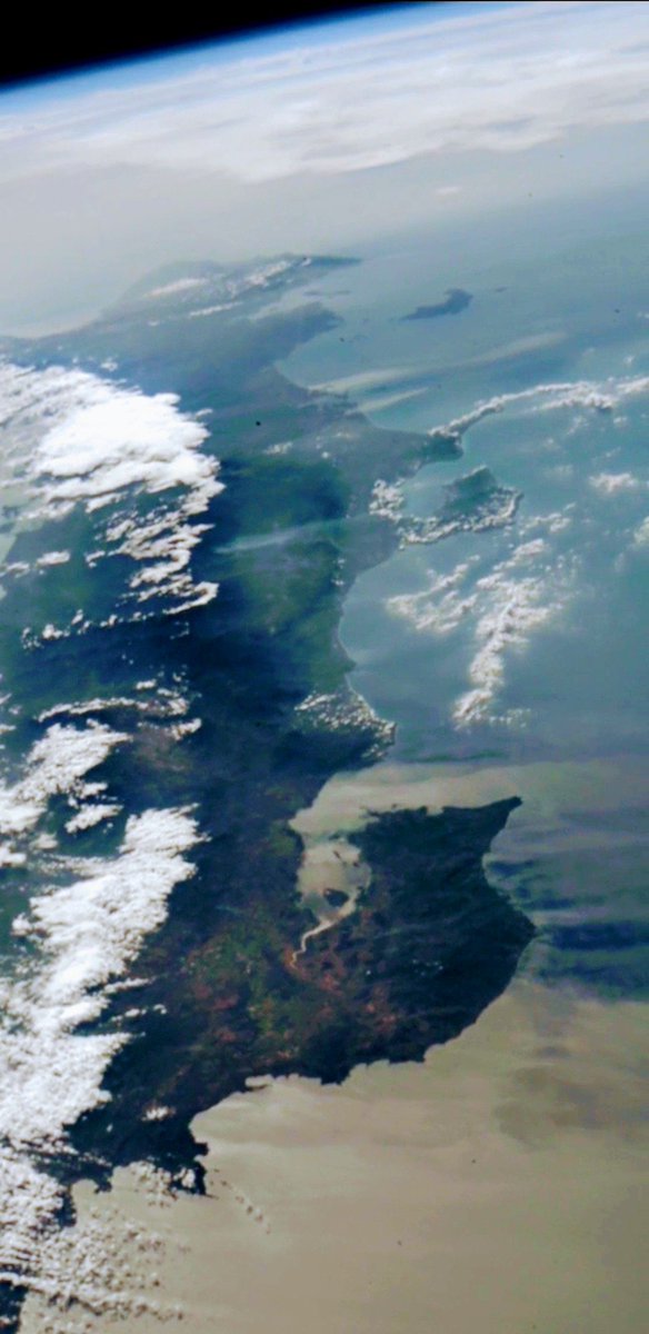 Se puede mirar la atmósfera del planeta al borde del mismo.
Pero mejor es mirar Costa Rica desde el espacio de - Norte a Sur -
#costarica