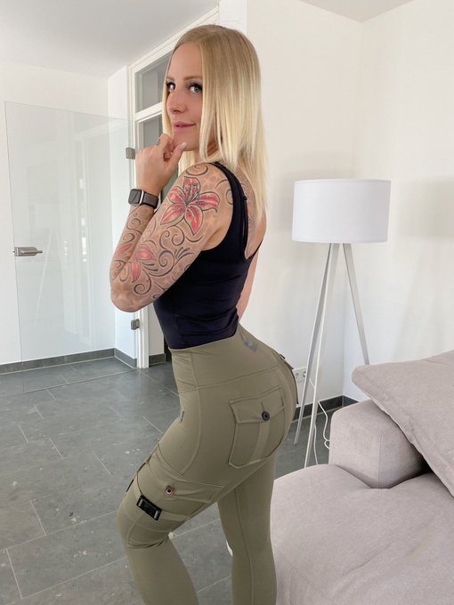 Gef&auml;llt euch meine neue Leggings? Schreibt mir doch gerne mal auf https://t.co/IjnrATu7tF https://t.<a href="/tag/fashion"class="tags"><span>#fashion</span></a><a href="/tag/lifestyle"class="tags"><span>#lifestyle</span></a><a href="/tag/butt"class="tags"><span>#butt</span></a><a href="/tag/blonde"class="tags"><span>#blonde</span></a><a href="/tag/leggings"class="tags"><span>#leggings</span></a><a href="/tag/converse"class="tags"><span>#converse</span></a>
