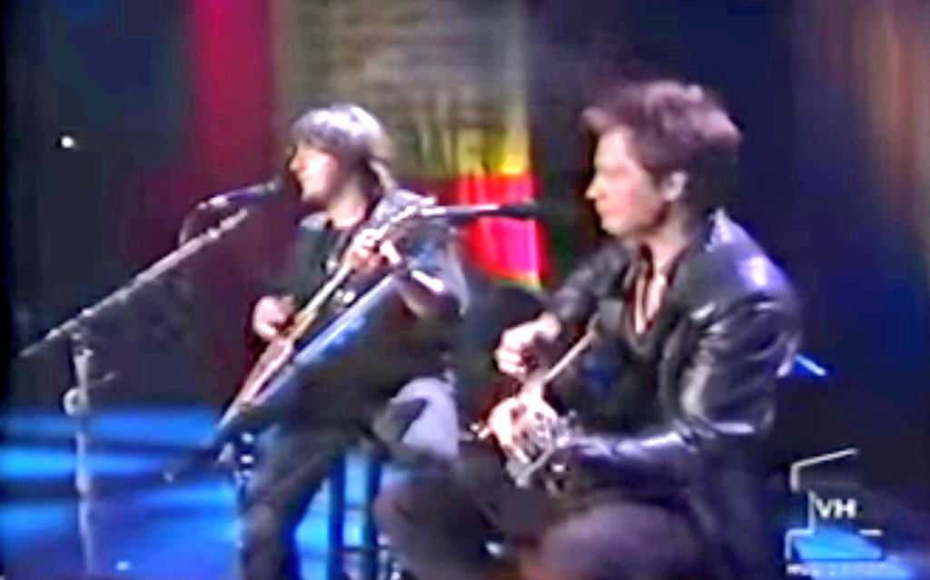 JelenaMKandic's tweet photo. #WDOA #DeadOrAlive
DIE-HARD &LIFE-LONG fan #BonJovi od 1987.godine.🎵🎸🎵
Slušali smo i gledali #MTV tada na #3K #TrećiKanal, a mnogo godina kasnije sa dolaskom KATV pristigao je i #VH1 u #Srbija.🇷🇸
https://t.co/TSnz6WLAqP https://t.co/LF797plJO1