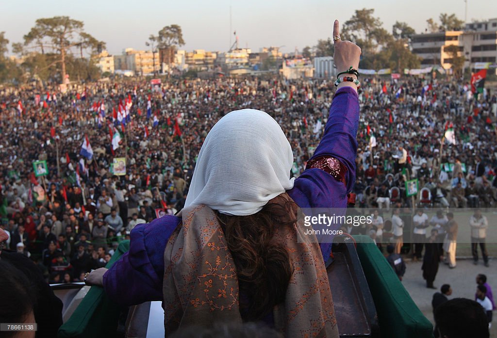 Лидер в толпе. Толпа. Толпа аплодирует. Организатор толпы. Предводитель и толпа.