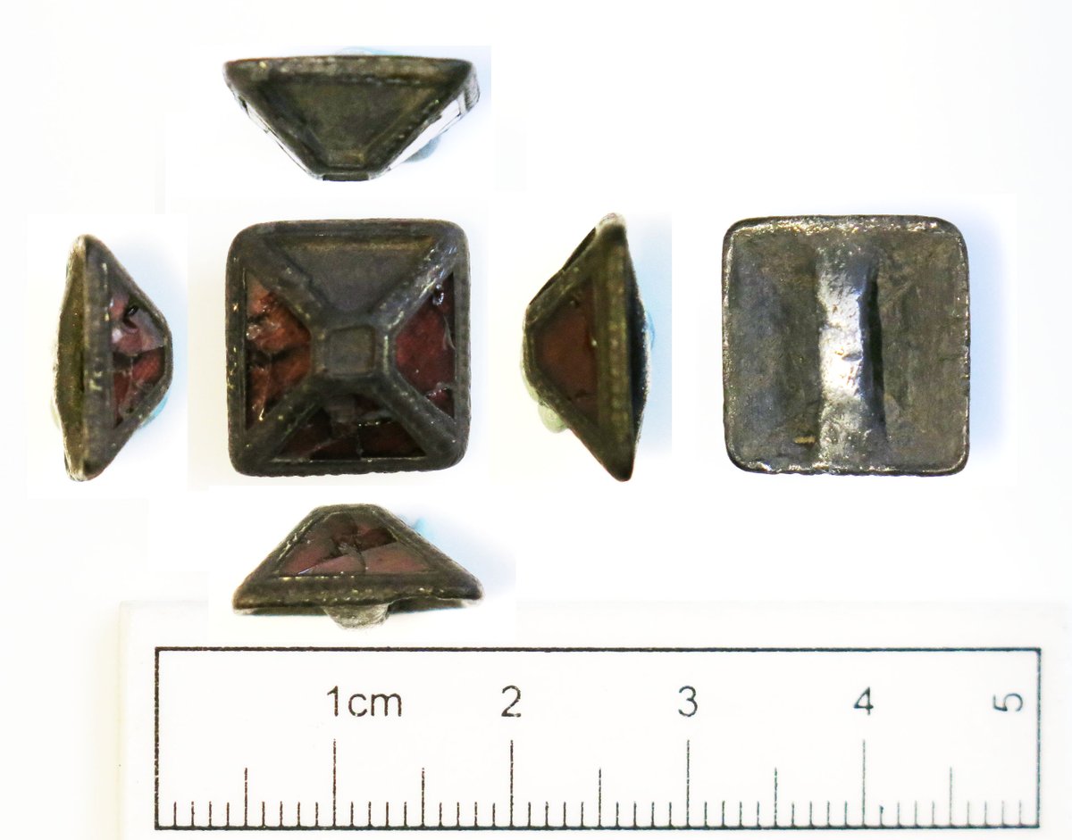 An Early Medieval Pyramid mount from a sword-scabbard, made from cast gilded silver with garnet inlay, found in Humshaugh, Northumberland was donated by the landowner via the Treasure Act to <a href="/NclAntiquaries/">NewcastleAntiquaries</a> in 2017. finds.org.uk/database/artef…