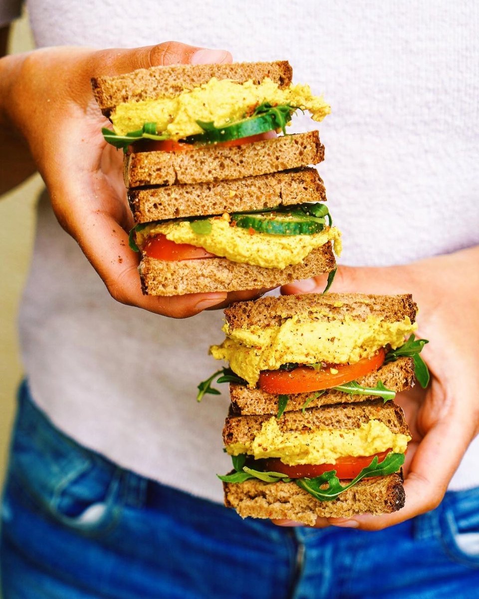 TURMERIC CHICKPEA SALAD SANDWICH 🌱
Credit: @weareveano
.
All it takes is 5 minutes to prepare this delicious ssandwich spread.  😋

Ingredients:
1 can chickpeas, drained
40g vegan mayo
1/2 tsp turmeric
1/2 onion, diced
1 clove garlic minced
Salt and black pepper to ta