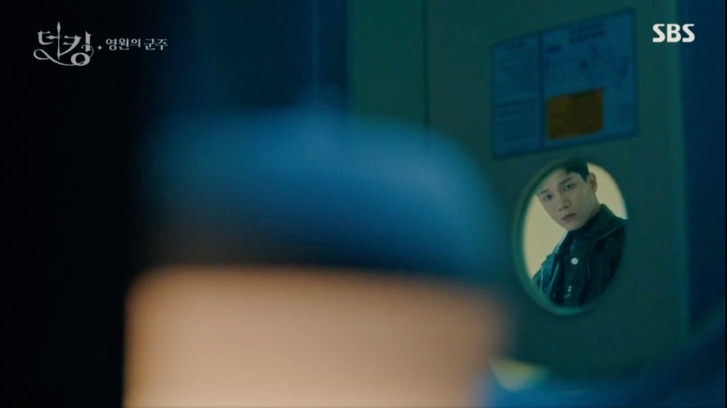 etheryhel's tweet photo. Don't tell me it's Lee Gon's counterpart in ROK??? What if he's only in coma all these years?? 😲

#TheKingEternalMonarch #TheKingEternalMonarchep13 https://t.co/pn7sEW6fYl