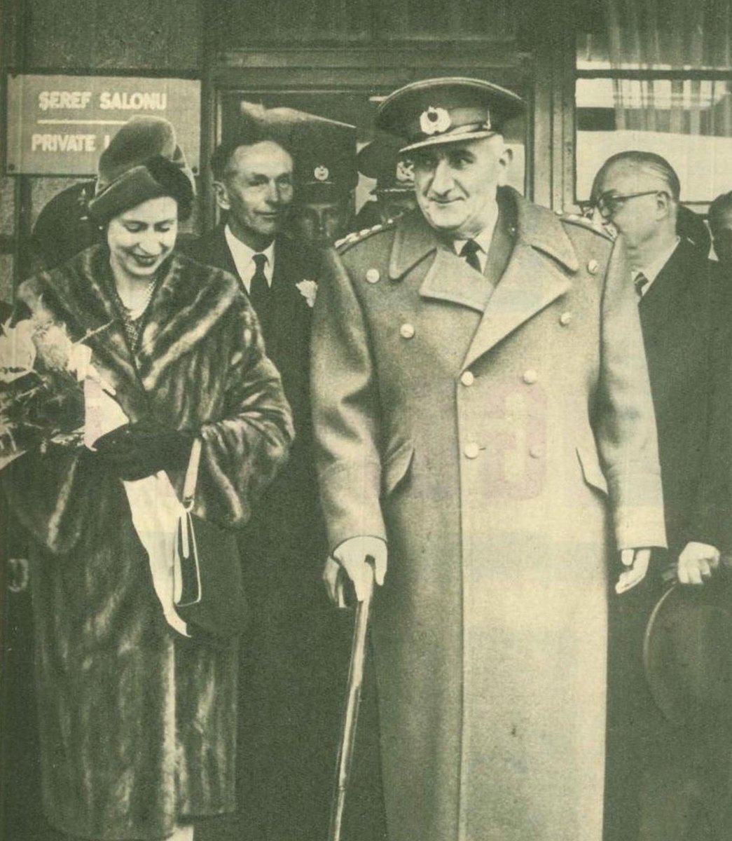 only türk siyasi posting on Twitter: &quot;devlet başkanı cemal gürsel ve  kraliçe 2. elizabeth, esenboğa havalimanı&#39;nda görüşme gerçekleştirirken, 6  mart 1961… &quot;